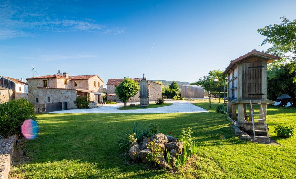 Os Lambrans Guest House Padron Bagian luar foto